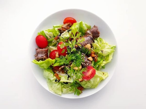 How to create a healthy and delicious detox salad?